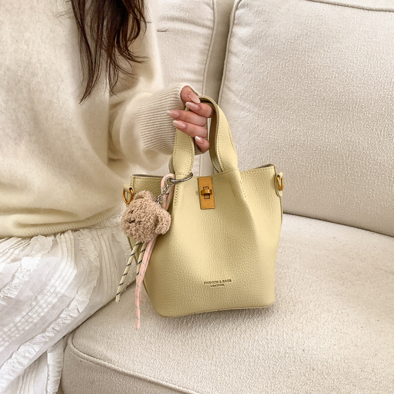 Classy sense of niche hand-carrying bag for women 2026 spring new arrivalaccessible luxury texture shoulder bag large capacity work clothing crossbody bag