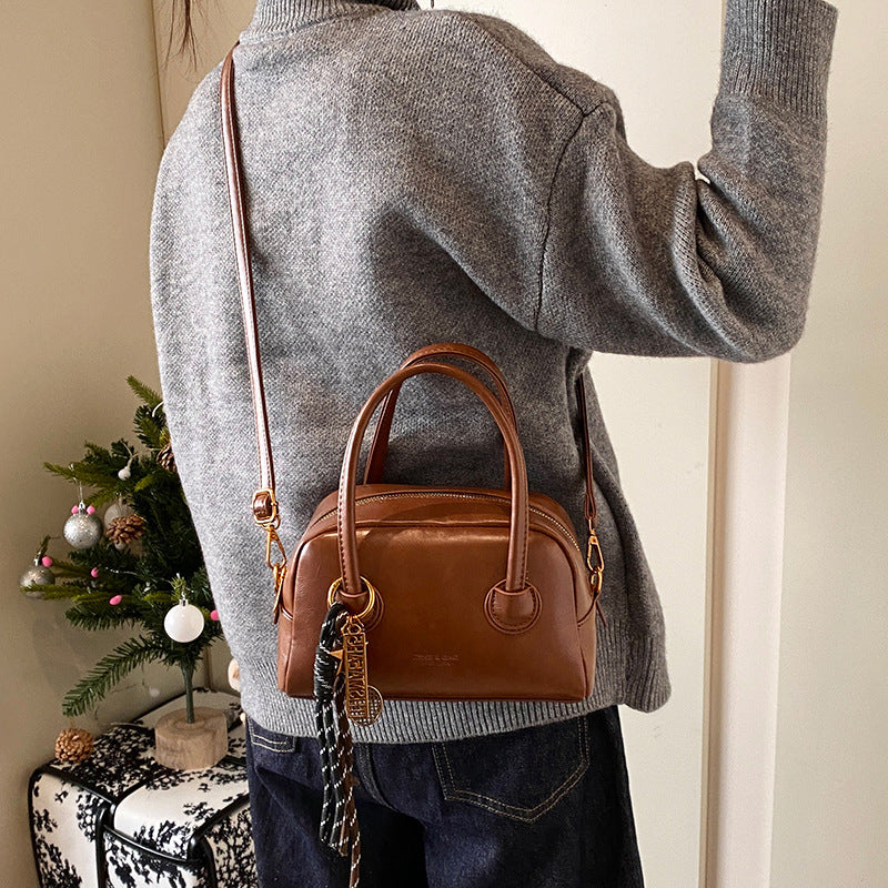 Retro commuter bag women's large capacity 2025 new autumn and winter leisure niche messenger bag portable work pillow bag