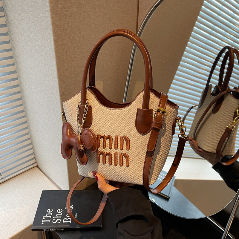 Fashion bags women's new models are popular this year, foreign-style portable shoulder bags, Korean version of casual commuting versatile messenger bags