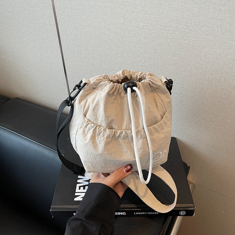 Cross-border pleated bag women's 2025 new popular casual shoulder bag large-capacity messenger bag class commuter bag