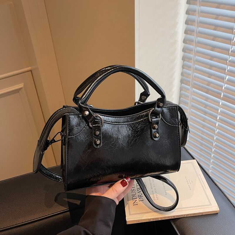 High sense fashion super fire small bag women 2025 new versatile messenger bag summer portable pillow bag small bag