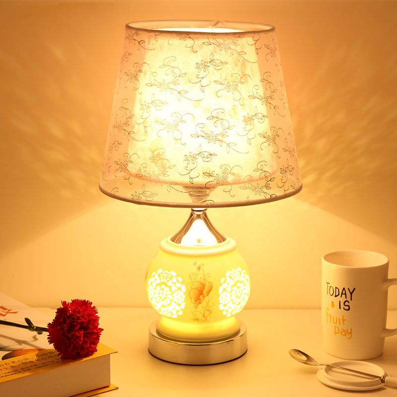 Table lamp creative bedroom bedside lamp personality simple modern warm romantic wedding decoration dimmable night light