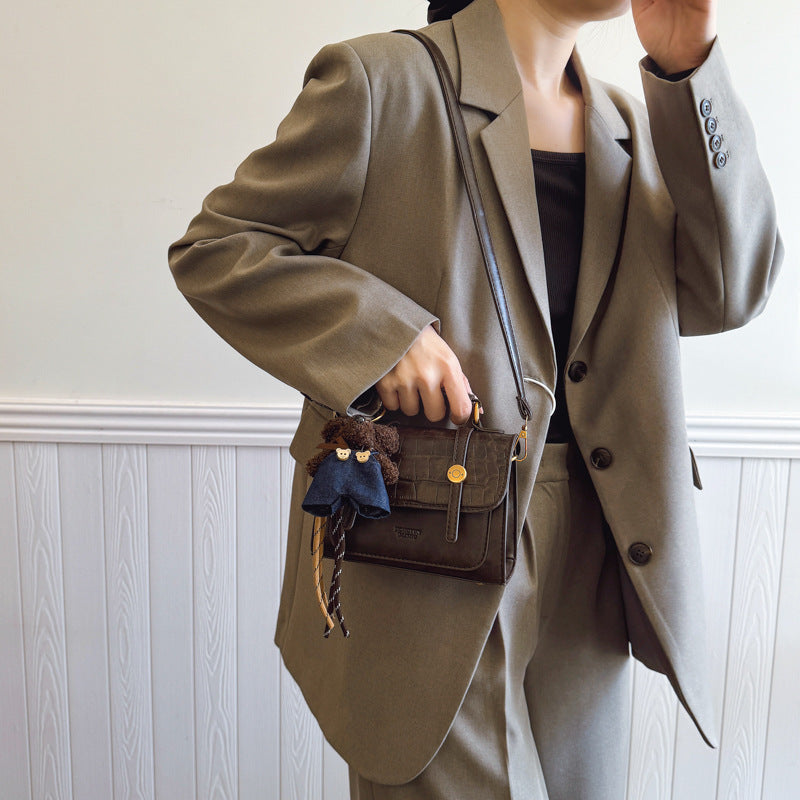 Simple texture college style small square bag women's new 2025 autumn and winter shoulder bag personalized foreign style handbag