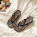 Trendy leopard print flip-flops for women, summer outdoor wear, 2026 new wedge heel platform non-slip beach sandals