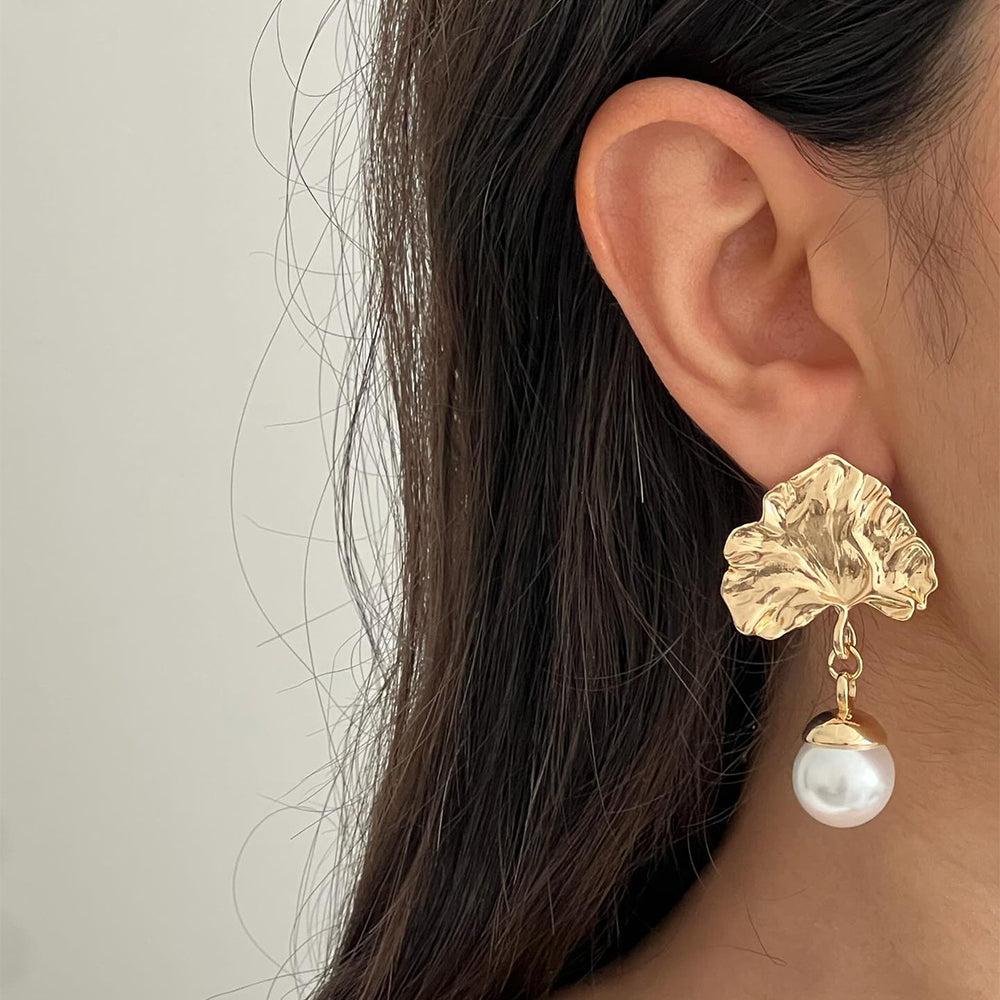Wholesale faux pearl earrings - european & american cross-border retro fashion earrings - light luxury, high-end, unique, asymmetrical stud earrings for women