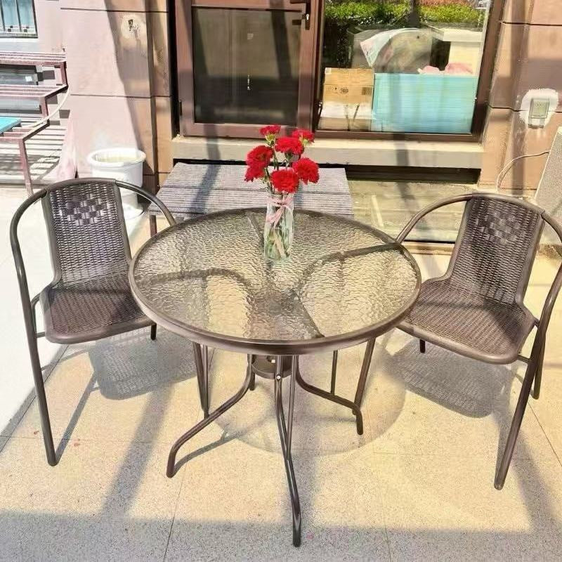Outdoor table and chair set with umbrella, sunshade, perfect for outdoor cafes, bubble tea shops, and casual outdoor seating. features a wrought iron frame and rattan chairs, ideal for patios and gardens
