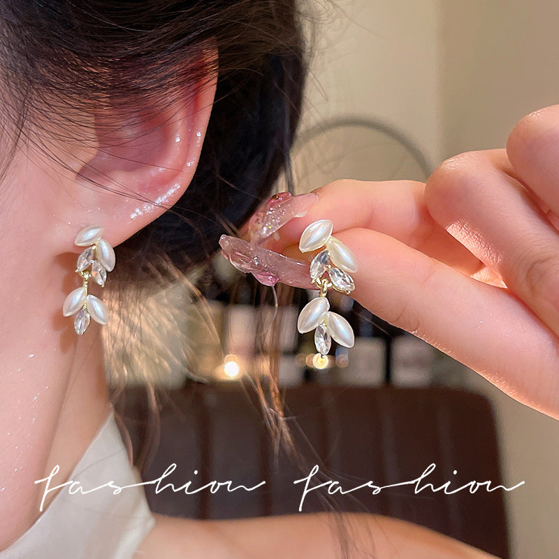 French-style, ultra-sparkly zircon wheat ear tassel earrings. unique design, high-end aesthetic, subtly luxurious, fashionable, and versatile ear accessories
