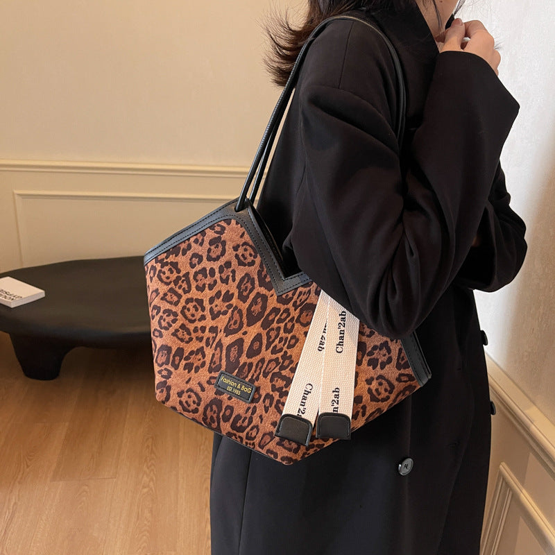 Commuter retro large-capacity leopard print bag women's 2025 new autumn and winter shoulder bag college students class tote bag