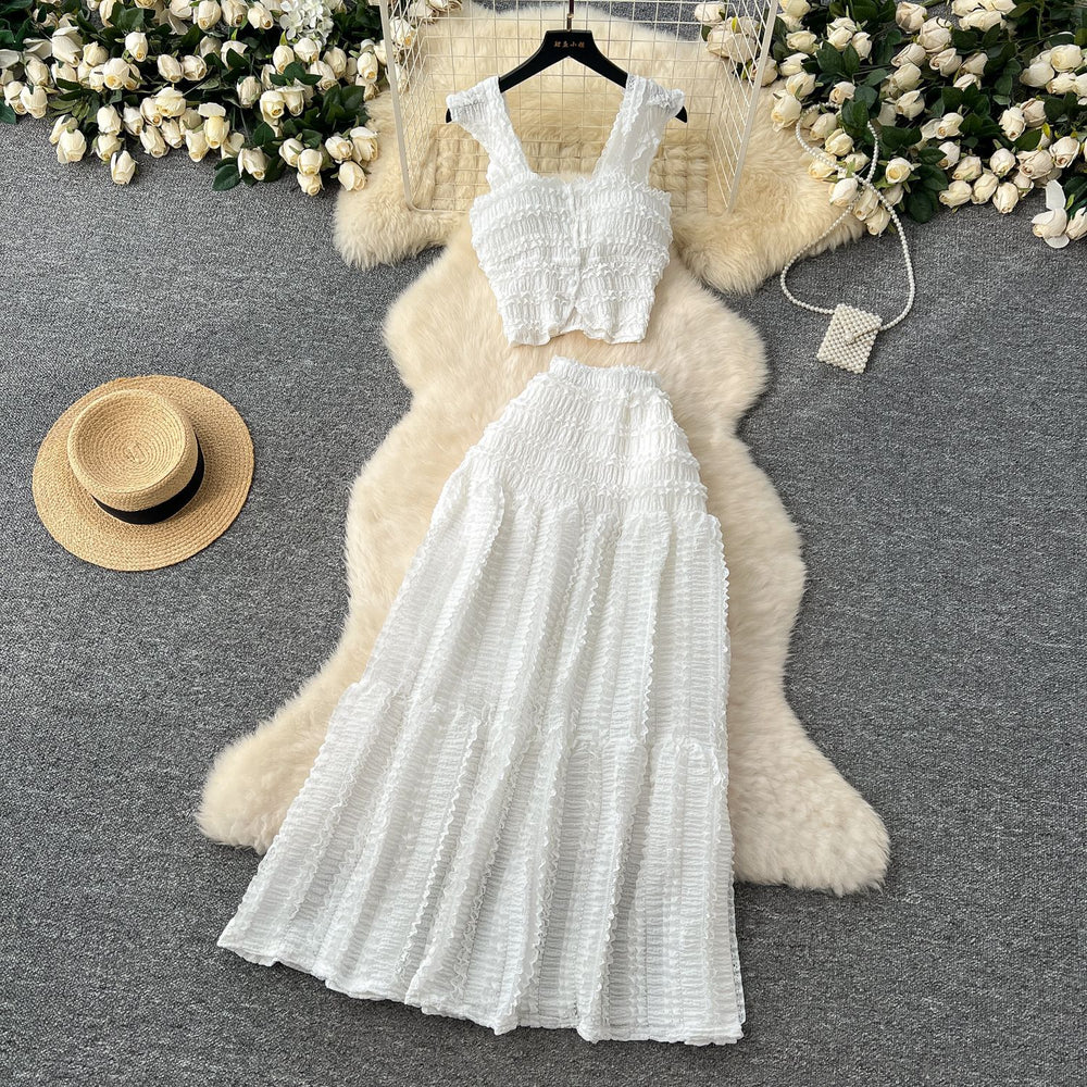 Age-reducing fresh spring and summer holiday style short small flying sleeve suspender tops + high waist pleated skirt two-piece set