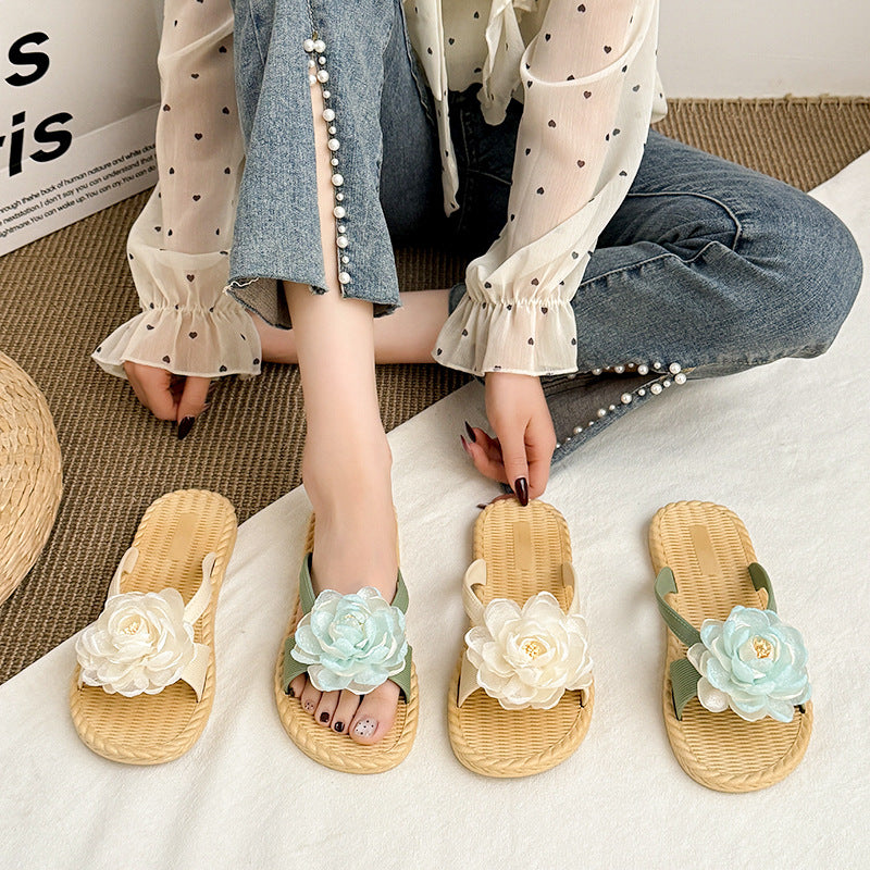 Sweet and stylish women's summer sandals, featuring a new mesh floral design, flip-flop style, flat sole, and non-slip beach shoes