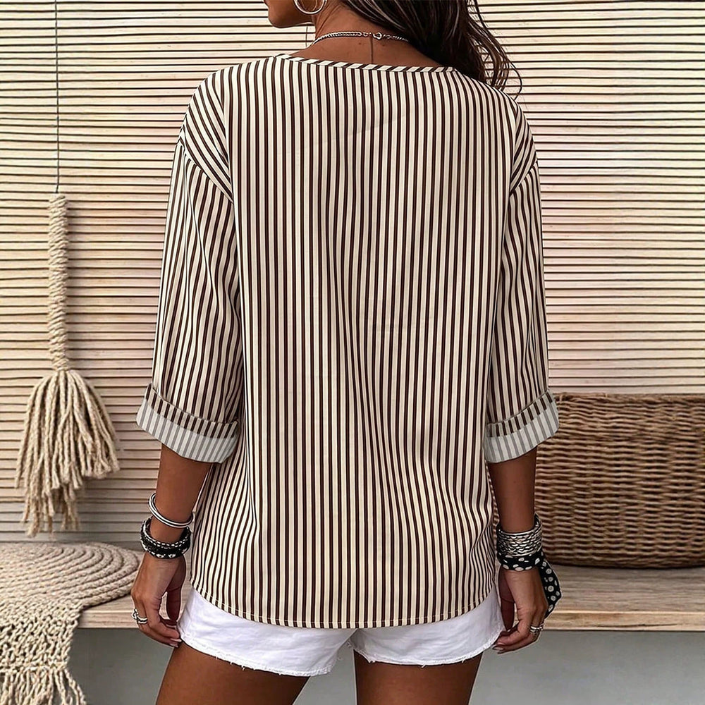 Fashion holiday style vertical pattern blouse, light fabric, half placket, wooden buttons, loose three-quarter sleeves, daily casual lining