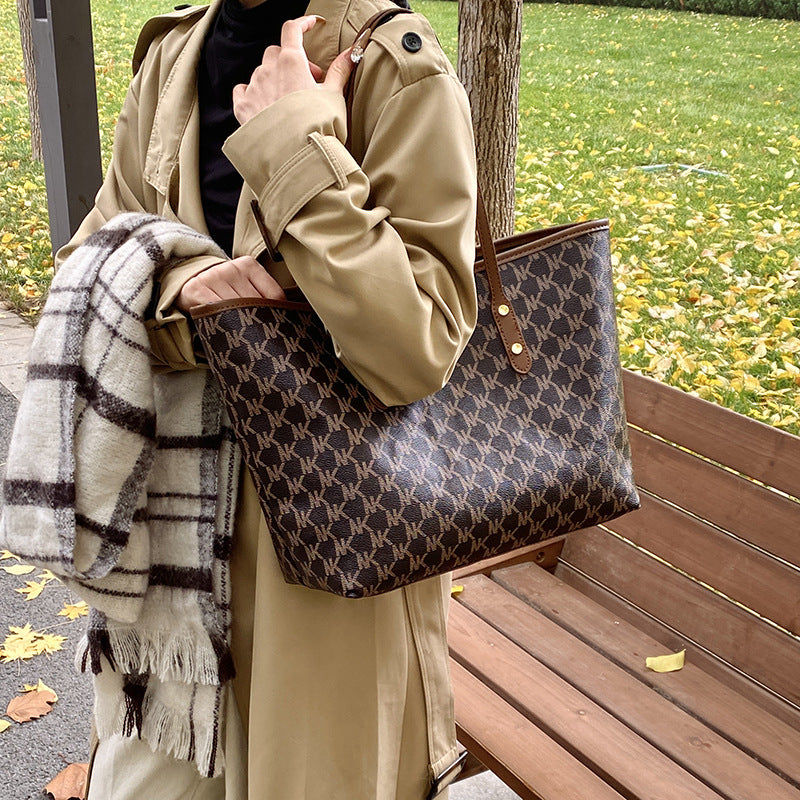 Simple commuter texture, shoulder bag for women 2025 is popular and fashionable this year, and the new underarm bag for women in winter is tote bag.