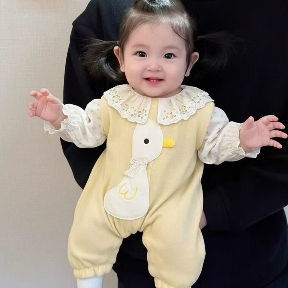 Baby princess clothes, small monthly age, spring outing clothes, western style baby girl autumn clothes, lace lace collar, romper