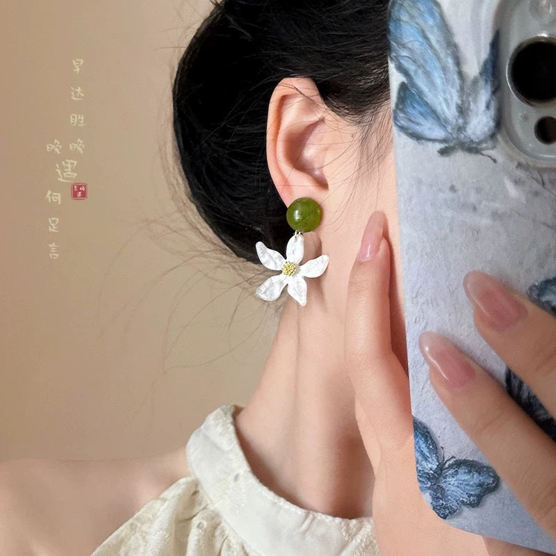 White summer green flower earrings for women niche stylesense of design forest styleeasiest for match earrings show face small holiday style earrings