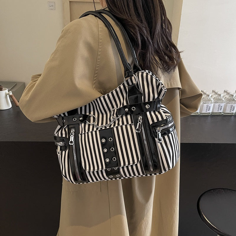 Cross-border dark heavy industry rivet tote bag niche design large capacity lattice shoulder messenger bag trend locomotive bag