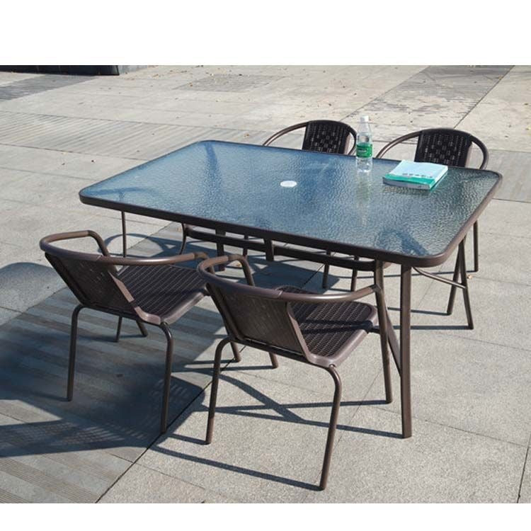 Outdoor table and chair set with umbrella, sunshade, perfect for outdoor cafes, bubble tea shops, and casual outdoor seating. features a wrought iron frame and rattan chairs, ideal for patios and gardens