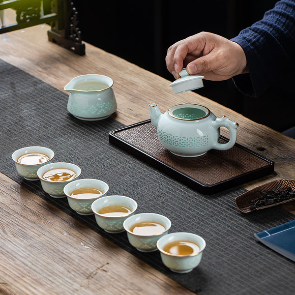 The whole set of tea sets is a gift for high-end teapots for travel. Jingdezhen brewed tea has exquisite green glaze and exquisite blue and white hollowed out.