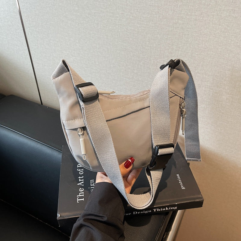 Foreign trade casual dumpling bag women's new lightweight messenger bag outdoor sports shoulder bag versatile commuter mobile phone bag