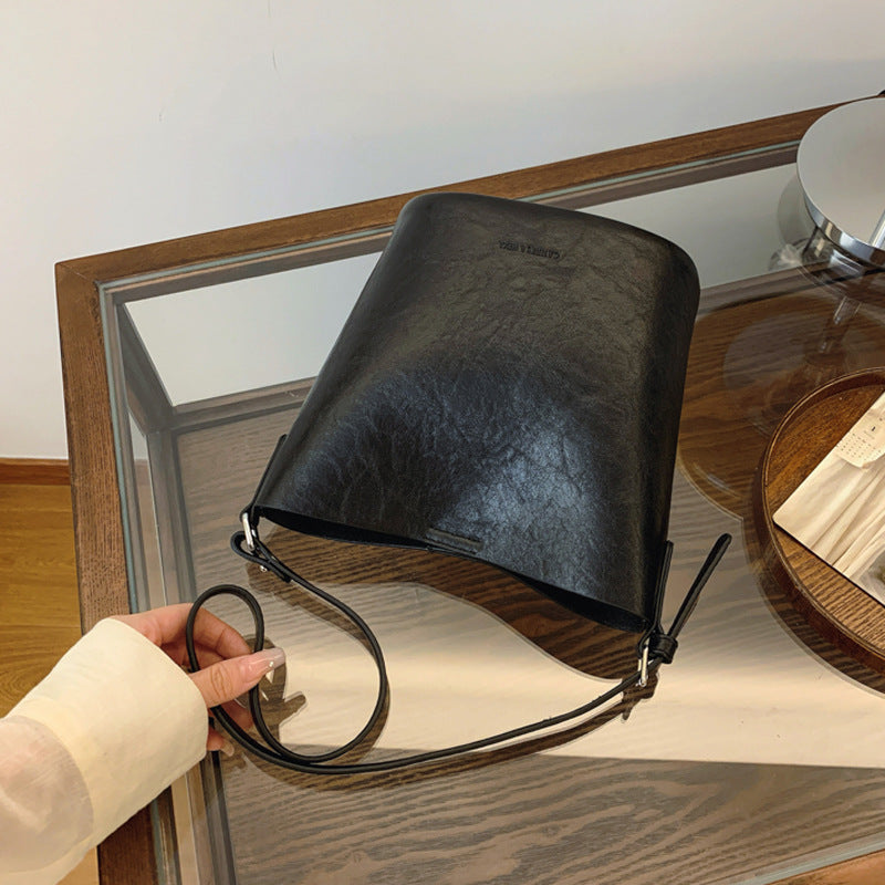 Retro niche design bag women's 2024 new simple messenger bag high-end fashion shoulder bucket bag