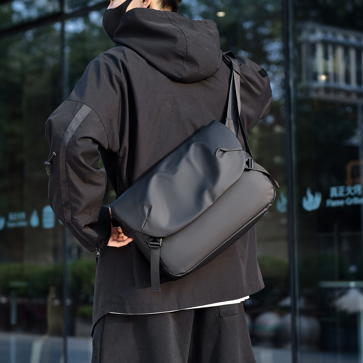 Cross-border trend men's messenger bag fashionable and versatile multi-compartment multi-functional anti-splashing casual shoulder messenger bag