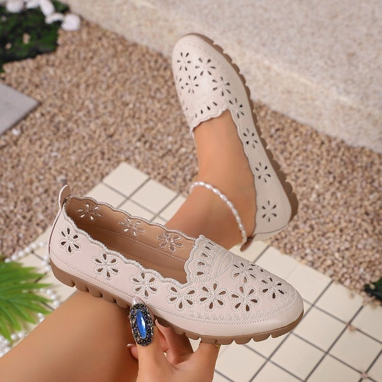 Plus size women's summer sandals: breathable, hollow-out leather, non-slip, flat, middle-aged and elderly women's shoes - clogs