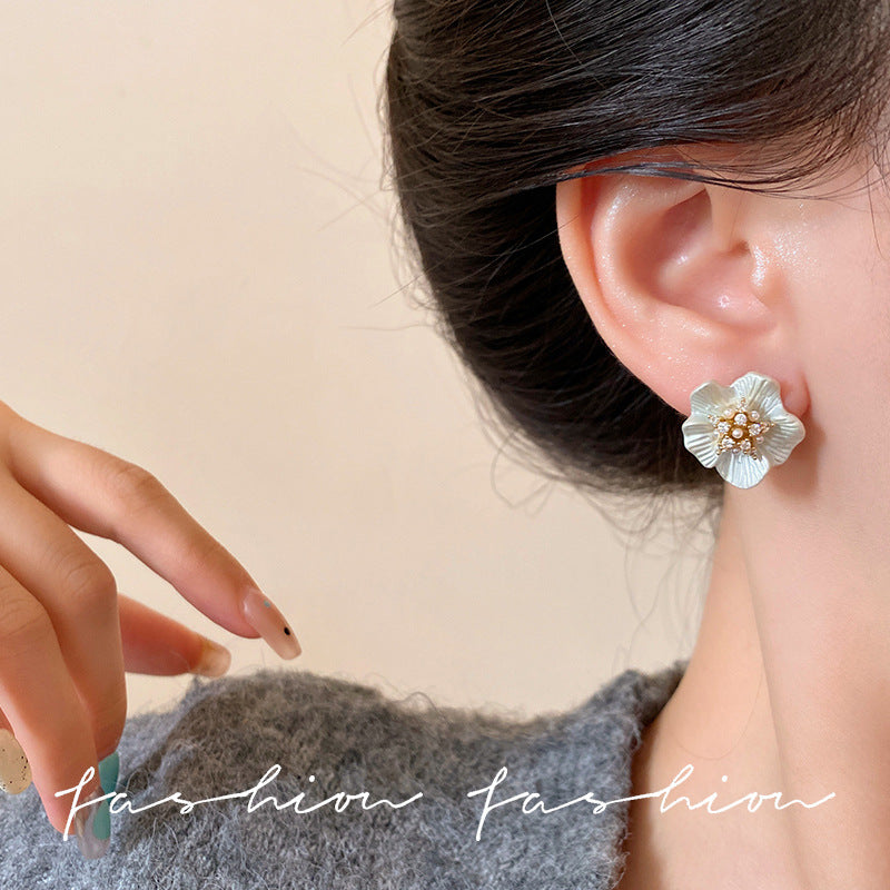 Unique elegant diamond-studded white gardenia stud earrings - exquisite, high-end, minimalist, and personalized. new trendy winter 2025 collection