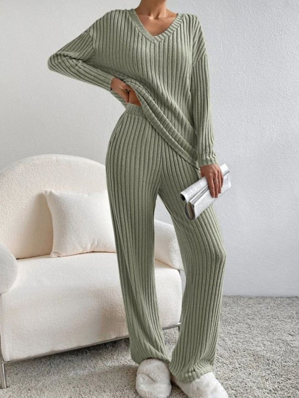 two-piece set for women,  autumn new collection: stylish and casual straight-leg pants with a chic, loose-fit v-neck ribbed knit top