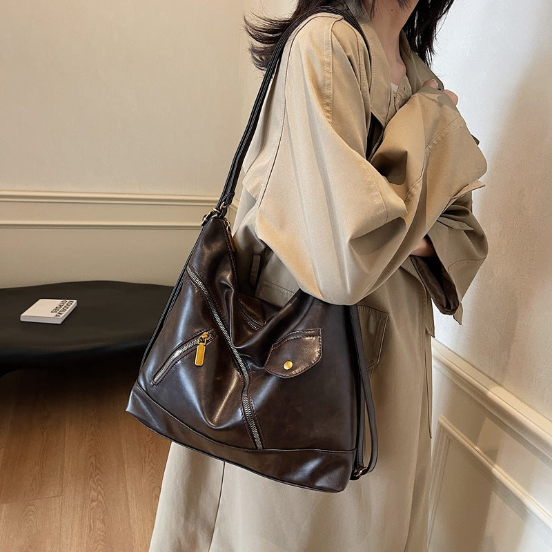 Retro fashion Spice Girl locomotive bag 2025 autumn and winter new shoulder women's bag soft leather messenger bag commuter tote bag