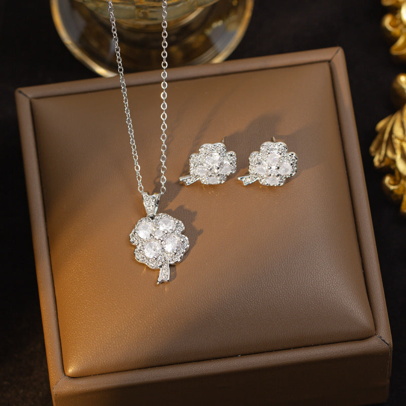 Exquisite full diamond four-leaf clover stud earrings and necklace set - women's fashion, light luxury, minimalist, versatile pendant, premium titanium steel jewelry wholesale