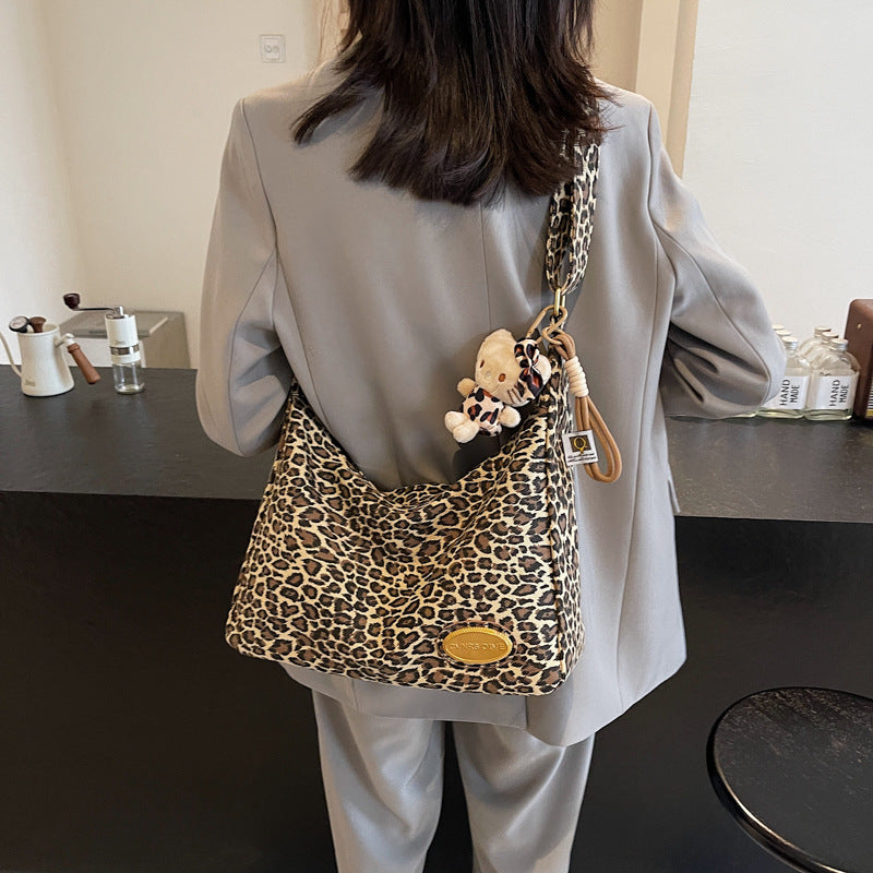Fashion leopard print tote bag women's 2025 new autumn and winter popular commuter bag large capacity shoulder messenger bag