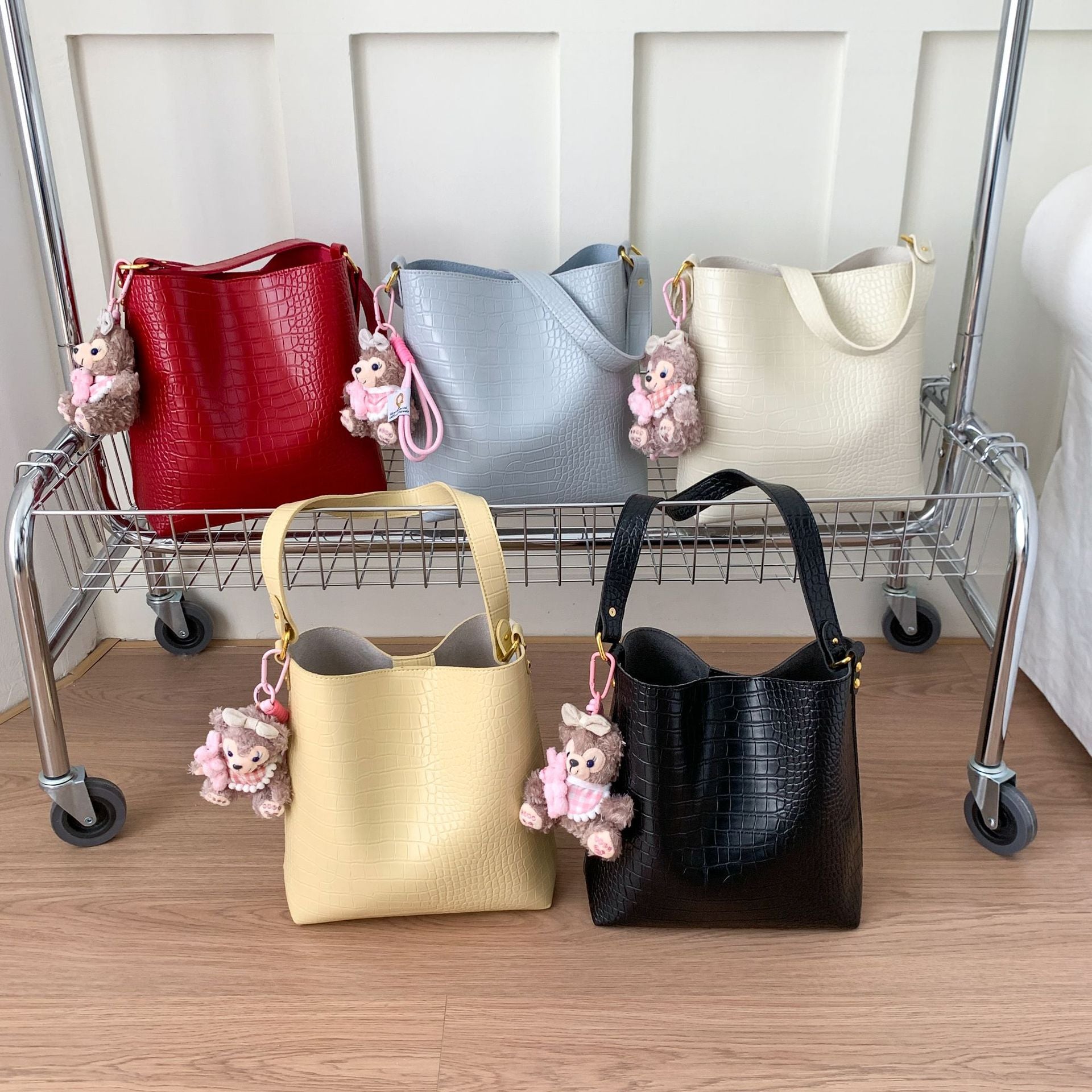 Big bag women's bag 2025 new crocodile pattern bucket bag fashionable large capacity messenger bag commuter women's shoulder bag