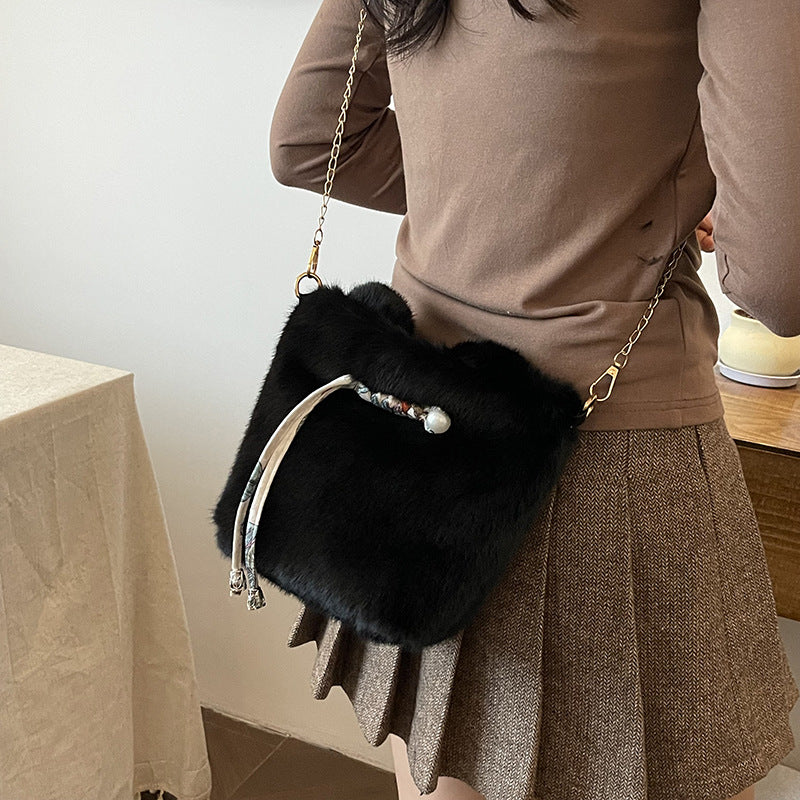 Retro baguette messenger bag women's 2025 autumn and winter new textured commuting versatile hair bag shoulder armpit bag