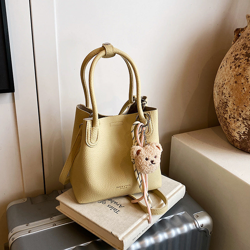 Casual fashion shoulder bag  new high-end simple commuter messenger bag Korean version niche versatile handbag