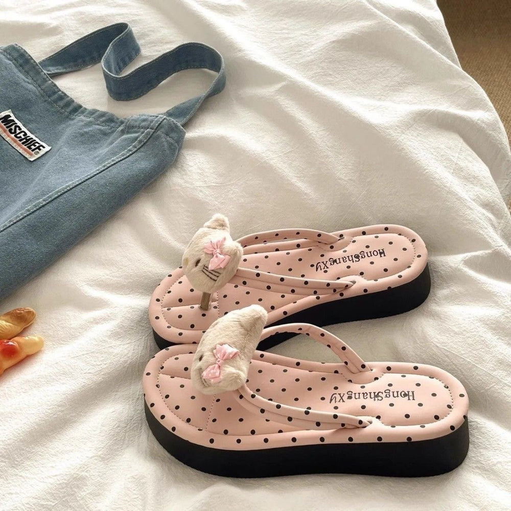New korean-style platform flip-flops for women, featuring a trendy polka dot design. perfect for summer, these casual and comfortable beach sandals are slip-resistant and ideal for everyday wear