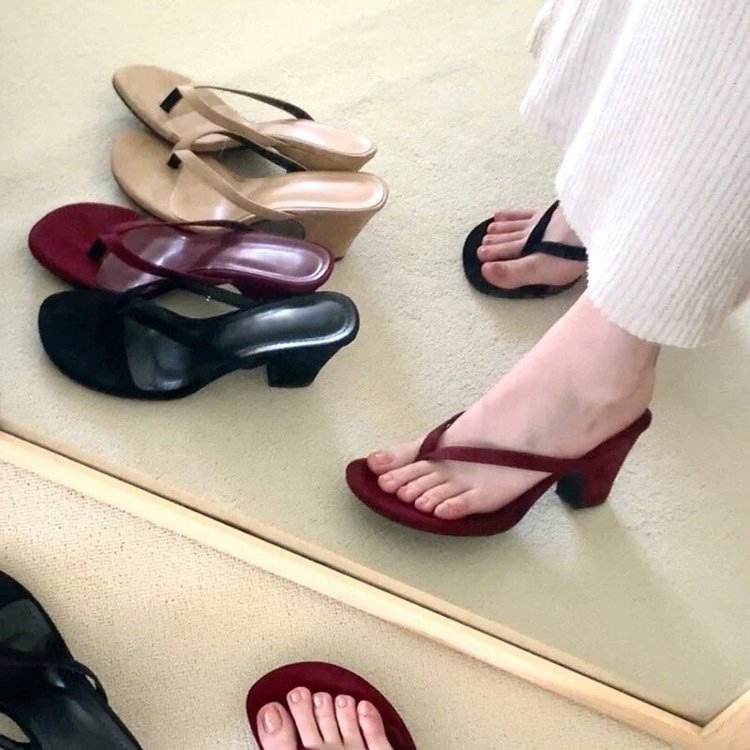 French retro chic high-heeled women's thong sandals - fashionable summer 2025 new collection, chunky heel outdoor sandals & slippers