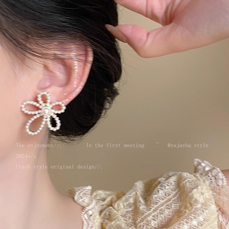 French retro hollow flower stud earrings for women, korean style ins unique pearl earrings, simple, exquisite, and versatile ear accessories