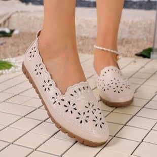 Plus size women's summer sandals: breathable, hollow-out leather, non-slip, flat, middle-aged and elderly women's shoes - clogs