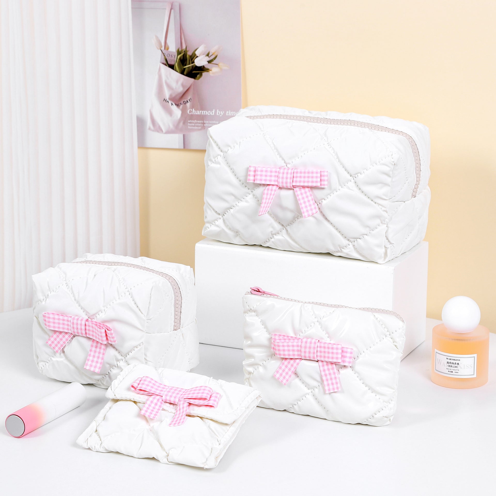 Small fresh cosmetic bag, portable and high-value women's bag, small in the bag, waterproof storage bag, change bag, earphone bag.