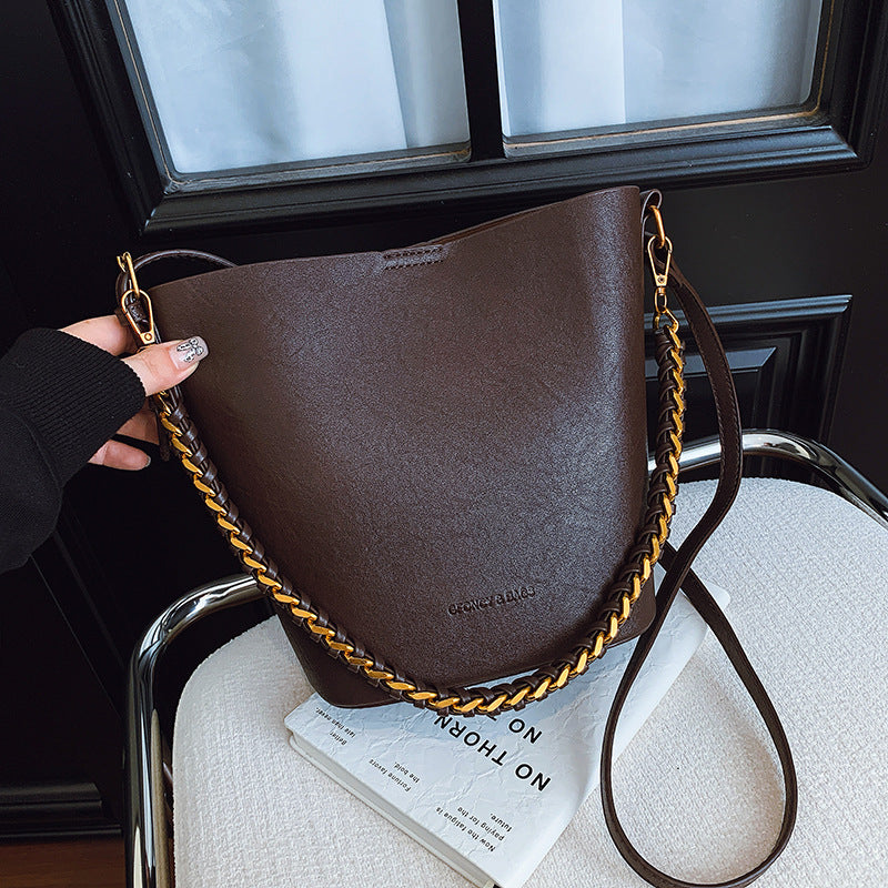 High-end minimalist bucket bag, large capacity commuter bag, fashionable and versatile chain shoulder bag, new autumn/winter crossbody bag