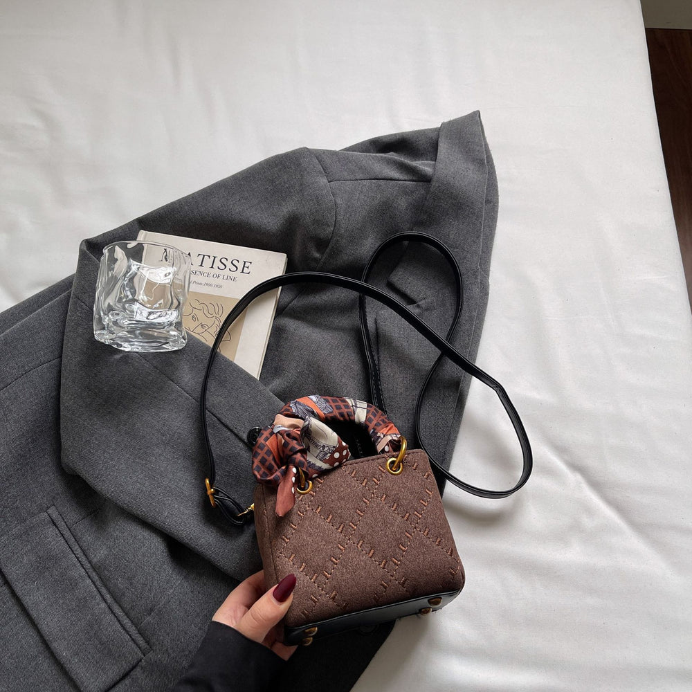 2025 fall/winter new women's handbag - vintage argyle design, light luxury, high-end, stylish commuter shoulder bag
