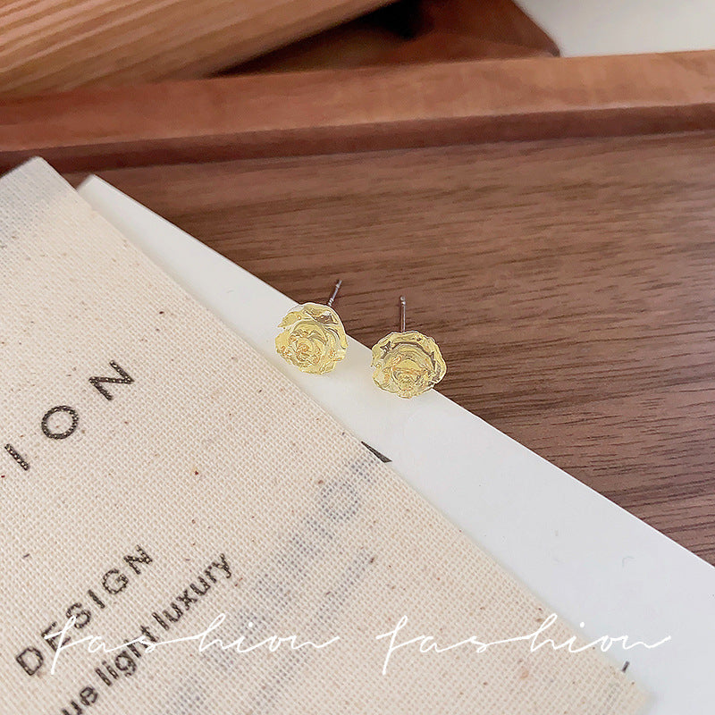 Simple, small, and subtly luxurious floral stud earrings – perfect for everyday wear, exquisitely versatile, and incredibly chic. wholesale options available for these ethereal, fresh, sweet, and elegant earrings