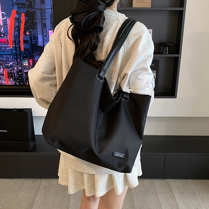 Commuting large-capacity nylon cloth bag women's 2025 new versatile shoulder bag going out commuting portable tote bag