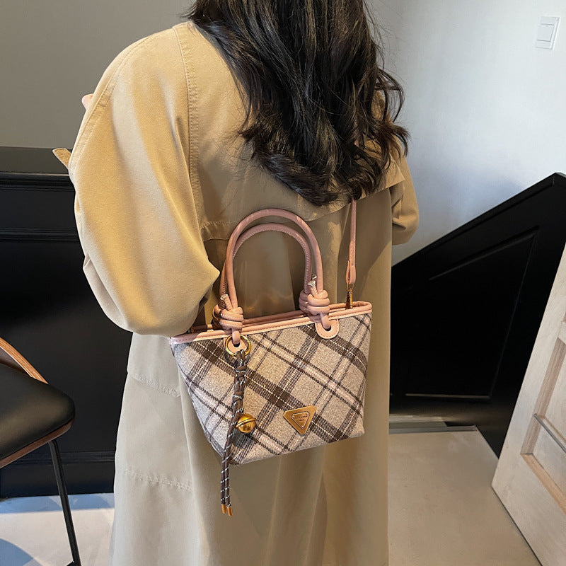 Retro new design Korean light luxury foreign fashion portable bucket bag versatile high sense women commuter messenger bag