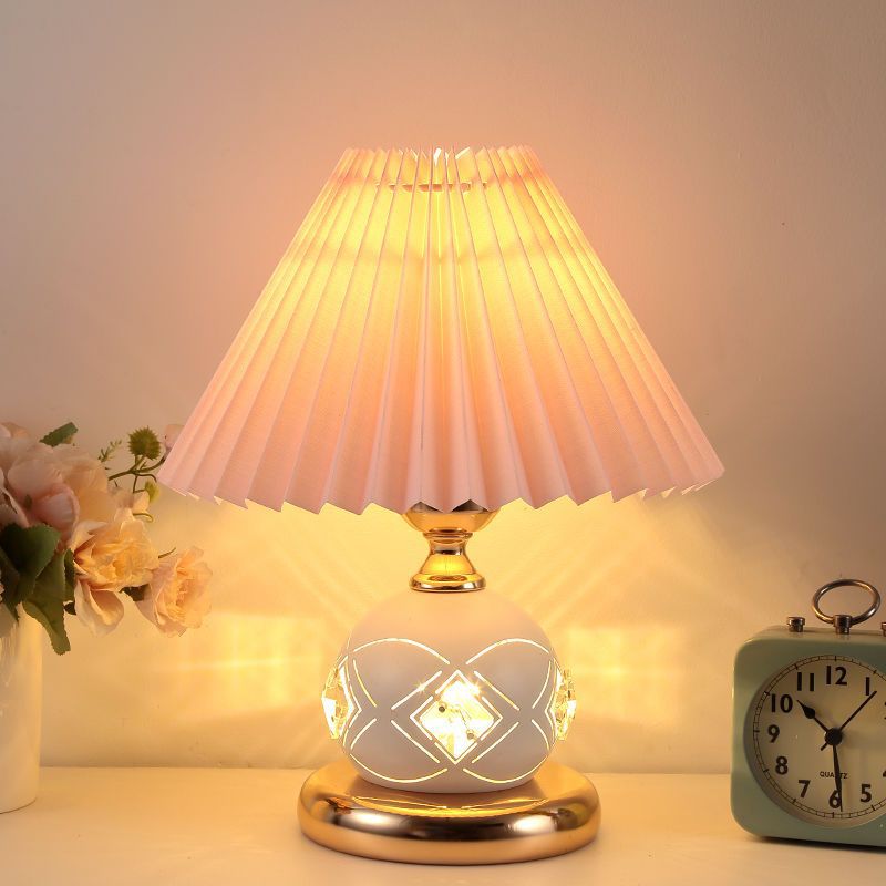Table lamp bedroom ins girl bedside night light Nordic retro pleated gift Internet celebrity table lamp wedding feeding lamp