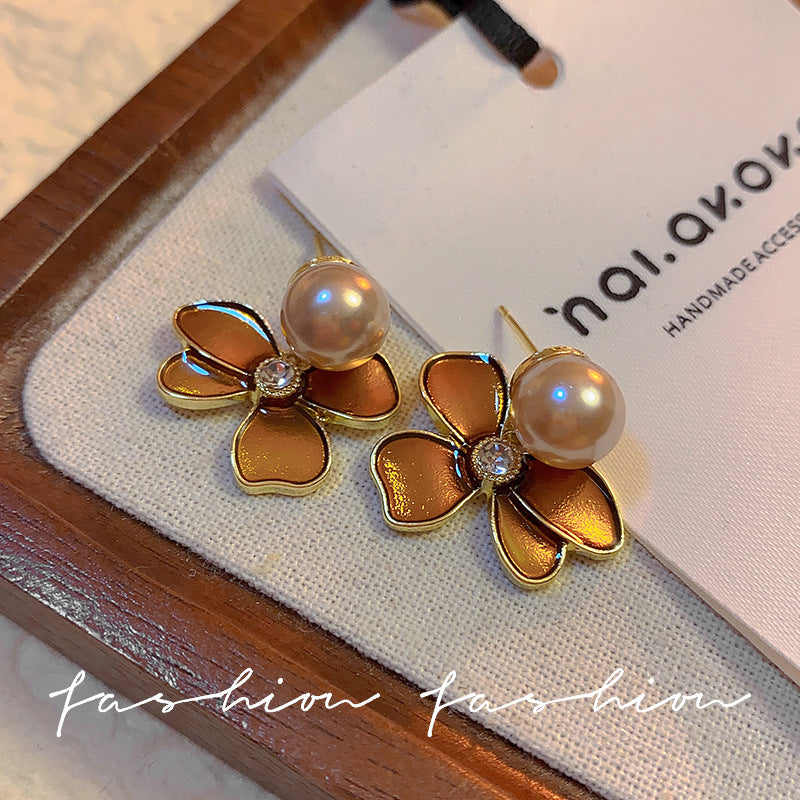 French gold-plated floral pearl earrings for women, 2025 new arrival, elegant, light luxury, high-end stud earrings, bestselling niche jewelry
