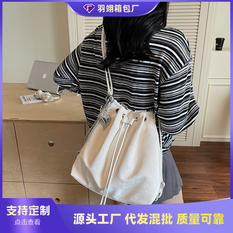 Cross-border light luxury fashion design shoulder bag women's 2025 summer simple texture backpack commuter messenger bag tide