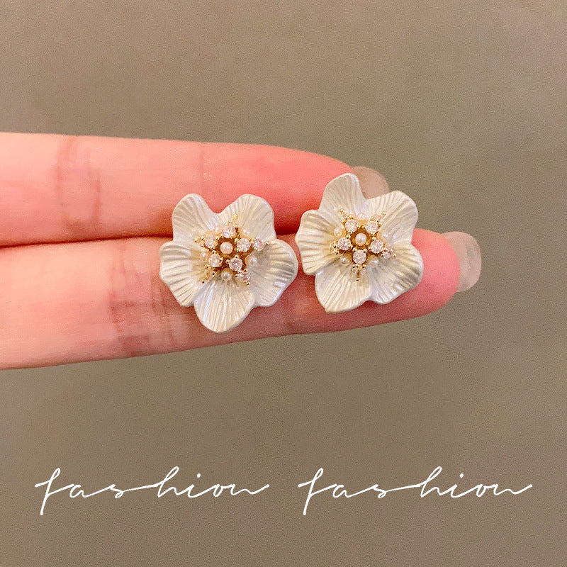 Unique elegant diamond-studded white gardenia stud earrings - exquisite, high-end, minimalist, and personalized. new trendy winter 2025 collection