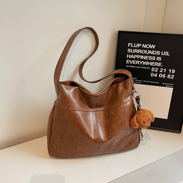 This year, it is popular to supply large-capacity women's shoulder bags as. 2025 new autumn and winter retro messenger bags, commuter bags.