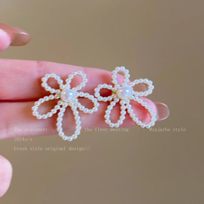 French retro hollow flower stud earrings for women, korean style ins unique pearl earrings, simple, exquisite, and versatile ear accessories