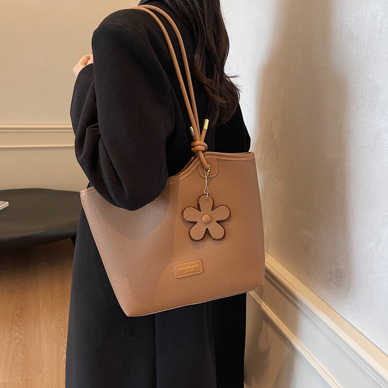Hand carry versatile bucket bag women's bag 2025 new fashion texture shoulder bag casual foreign style messenger bag